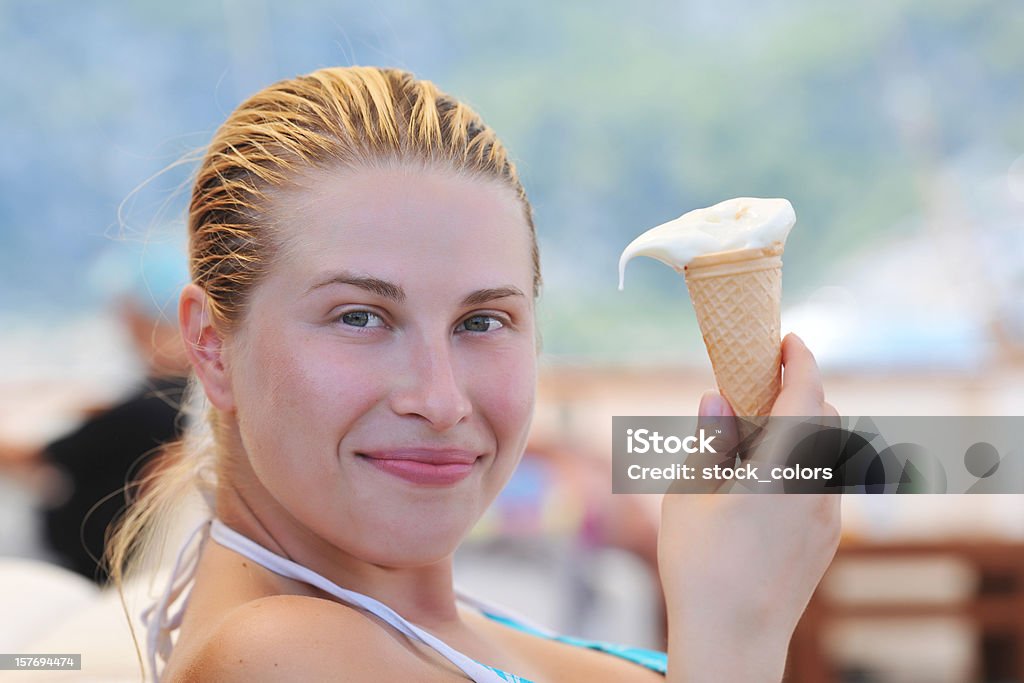 Donna con icecream - Foto stock royalty-free di Ambientazione esterna