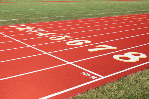 100 metros/328 pies de línea de inicio en rojo ocho carriles pista de atletismo photo