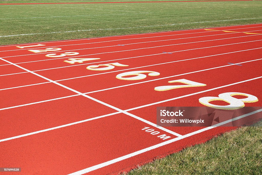 100 metros de largada em vermelho de oito pistas de corrida - Foto de stock de 100 metros royalty-free