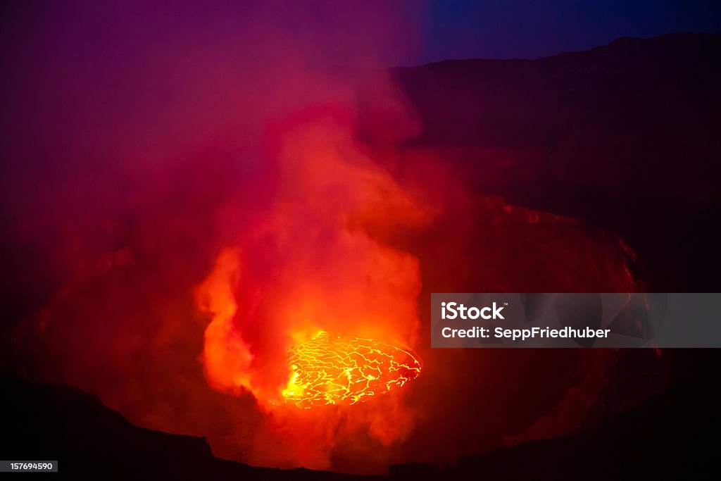 Volcán de lava con ebullición lago crater - Foto de stock de Aire libre libre de derechos