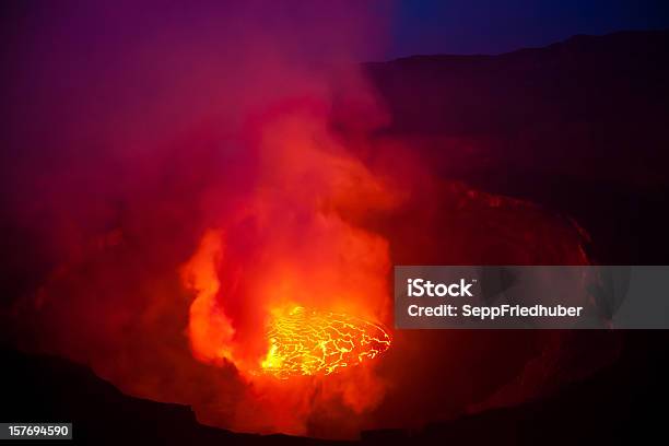 Volcán De Lava Con Ebullición Lago Crater Foto de stock y más banco de imágenes de Aire libre - Aire libre, Caldera - Cráter, Calor