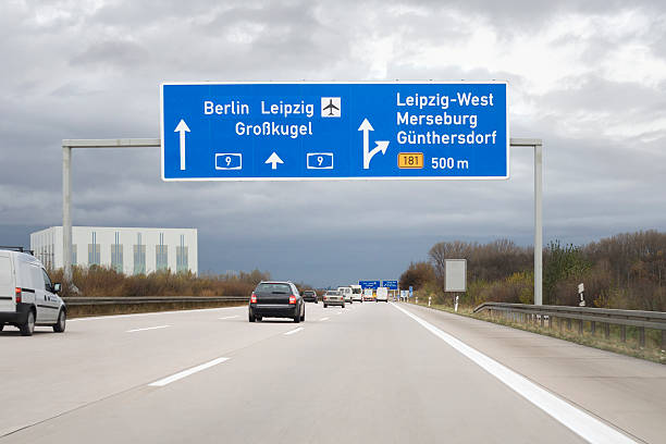 sinal de estrada em alemão a autobahn-próxima saída leipzig-west - autobahn - fotografias e filmes do acervo