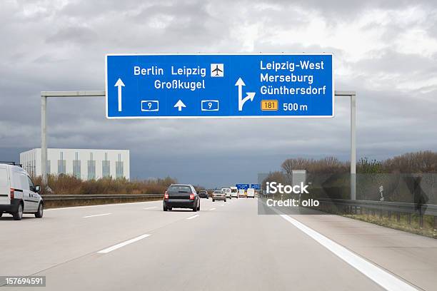 Дорожный Знак На Немецкого Автобана Следующий Выезд Leipzigзапад — стоковые фотографии и другие картинки Автобан