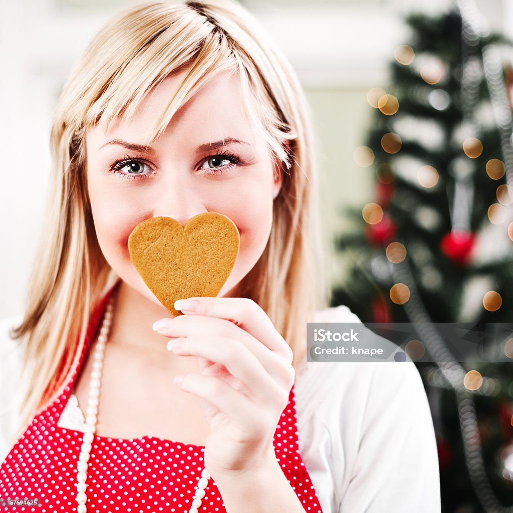 진저브레드 심장 쿠키 및 스웨덴 여자 준비하셨습니까 크리스마스 - 로열티 프리 성인 스톡 사진