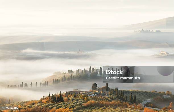 Foto de Nevoeiro Manhã De Outono Na Toscana e mais fotos de stock de Casa de fazenda - Casa de fazenda, Colina, O Amanhecer