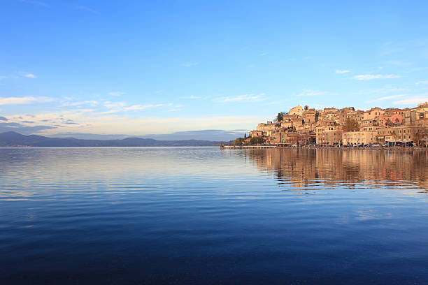 anguillara sabazia, lago bracciano włochy, lacjum - bracciano zdjęcia i obrazy z banku zdjęć