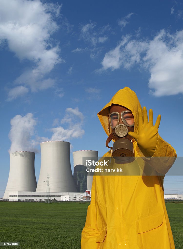 Człowiek z "Stop” gest w przedniej części reaktorów jądrowych - Zbiór zdjęć royalty-free (Chłodnia kominowa)