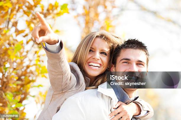 Foto de Menina Alegre Mostrando Algo Com Dedo e mais fotos de stock de Adulto - Adulto, Alegria, Amarelo