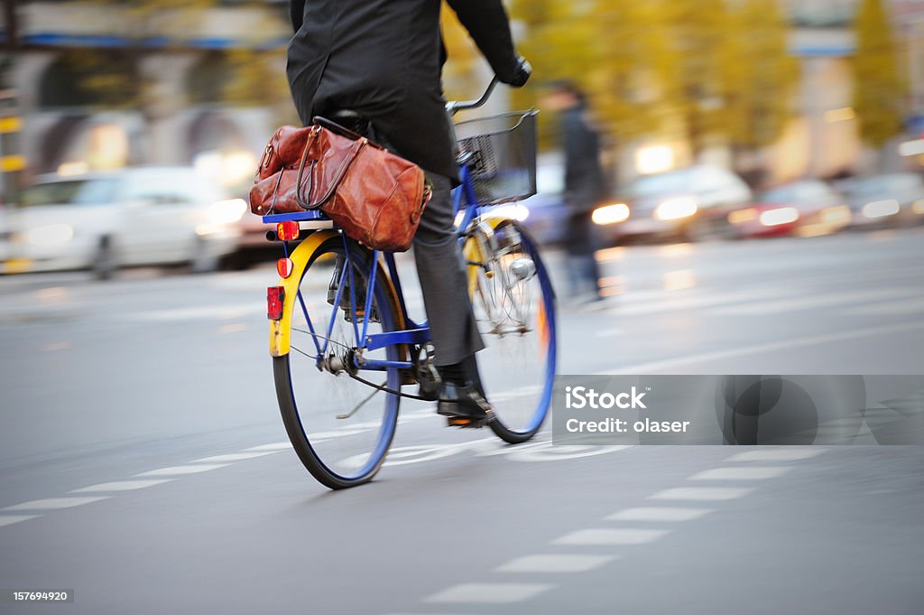 若い大人のビジネスマンの自転車レーンや交通状況 - サイクリングのロイヤリティフリーストックフォト