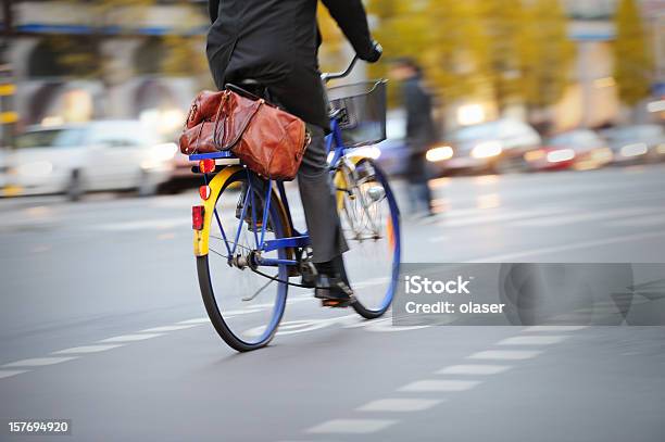 若い大人のビジネスマンの自転車レーンや交通状況 - サイクリングのストックフォトや画像を多数ご用意 - サイクリング, 交通量, 自転車レーン