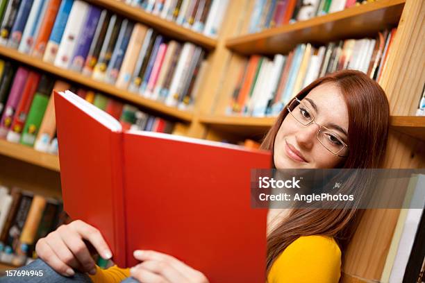 Attraente Donna Lettura Libro Nella Libreria - Fotografie stock e altre immagini di 16-17 anni - 16-17 anni, 18-19 anni, Abbigliamento casual