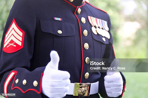 Marine Sargento Dá Polegar Para Cima Gesto - Fotografias de stock e mais imagens de Corpo de Fuzileiros da Marinha Americana - Corpo de Fuzileiros da Marinha Americana, Crachá - Acessório, Insígnia