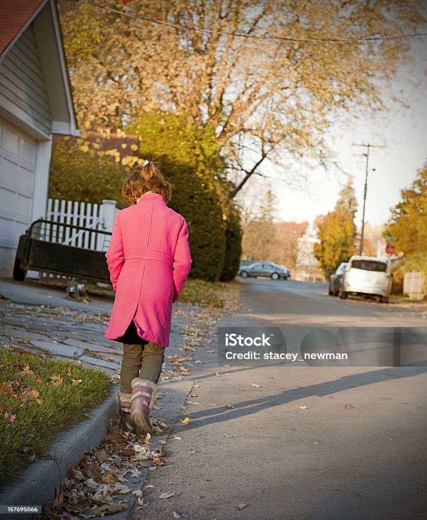 Bambina, 60 secondi, strada suburbana Stile immagine - Foto stock royalty-free di 1970-1979