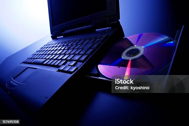 Cor Azul Imagem Do Laptop Na Mesa De Escritório - Fotografias de stock e mais imagens de Aberto - Aberto, Azul, CD