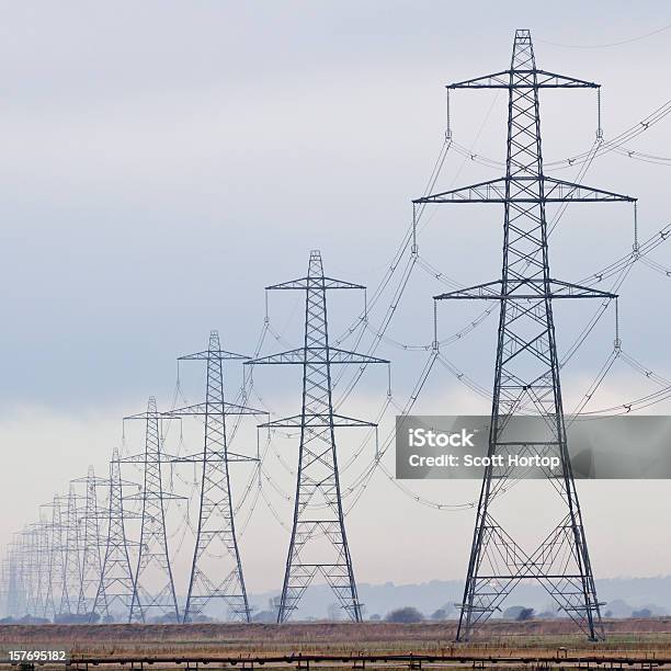 Photo libre de droit de Pylônes Électriquescâbles Électriques banque d'images et plus d'images libres de droit de Pylône électrique - Pylône électrique, Royaume-Uni, Alimentation électrique