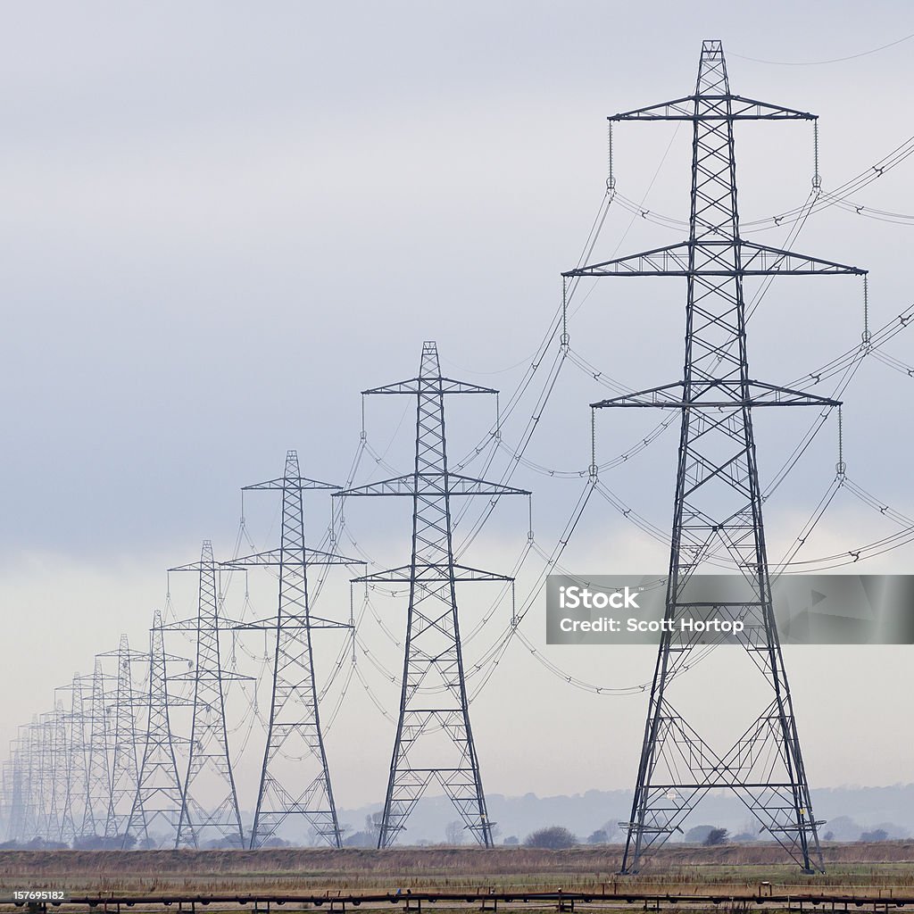 Tralicci delle linee elettriche/linee di alimentazione - Foto stock royalty-free di Traliccio elettrico