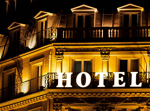 señal del hotel - night france paris france travel fotografías e imágenes de stock