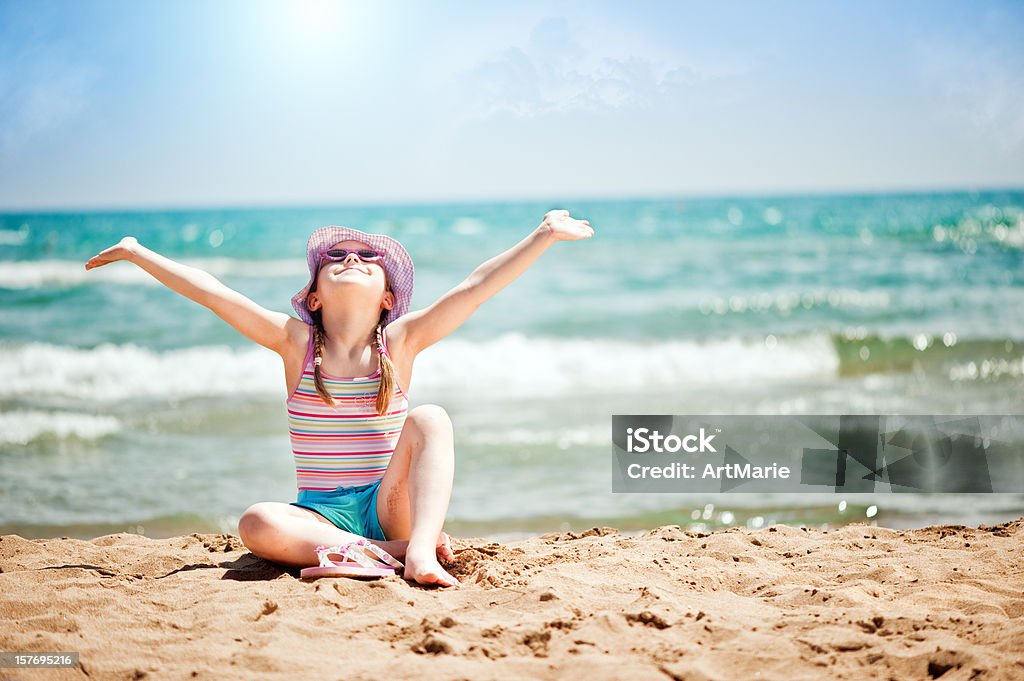 Kleines Mädchen in der Nähe von Meer - Lizenzfrei Arme hoch Stock-Foto
