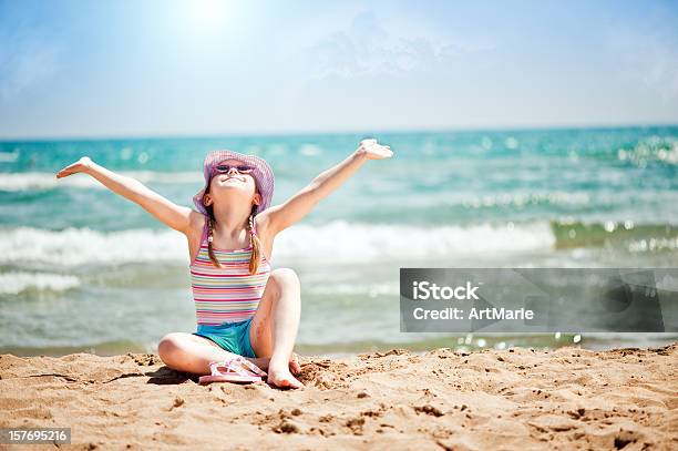 Kleines Mädchen In Der Nähe Von Meer Stockfoto und mehr Bilder von Arme hoch - Arme hoch, Ausgestreckte Arme, Badebekleidung