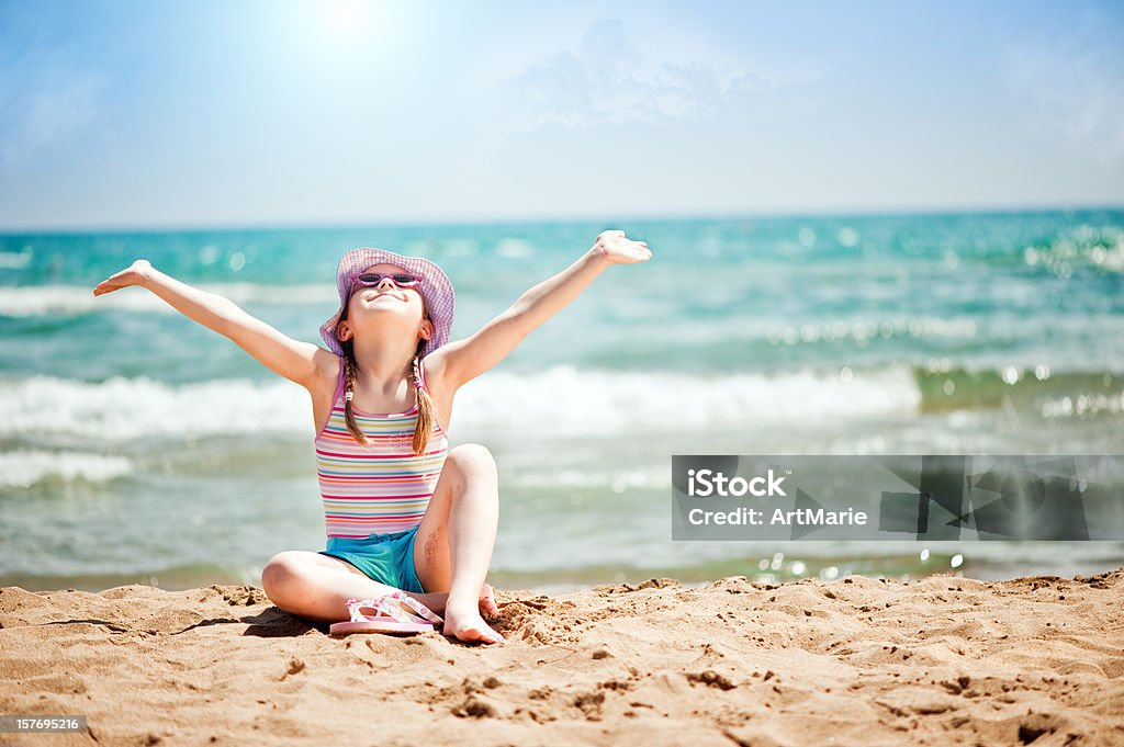 Little girl cerca del mar - Foto de stock de Agua libre de derechos