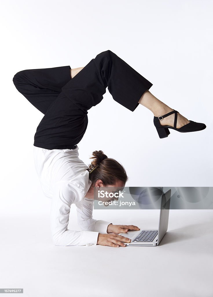Mulher de negócios fazendo ioga no laptop - Foto de stock de Flexibilidade royalty-free
