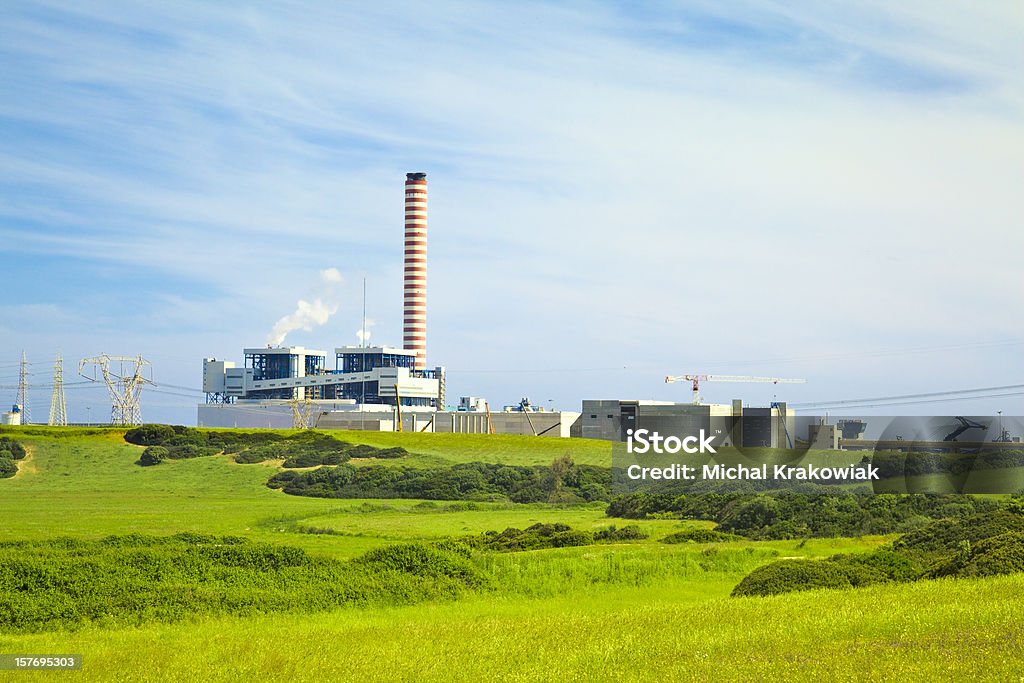Fabrik mit hohem Schornstein in grüner Landschaft - Lizenzfrei Fabrik Stock-Foto