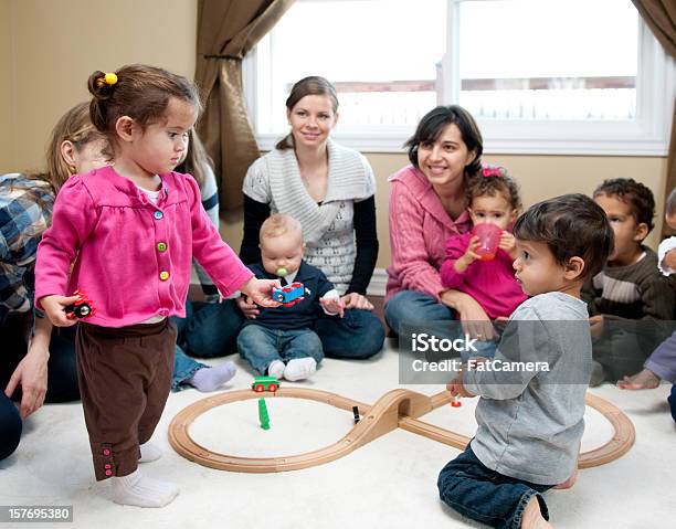 Niños Comparten Foto de stock y más banco de imágenes de Amistad - Amistad, Madre, Variación