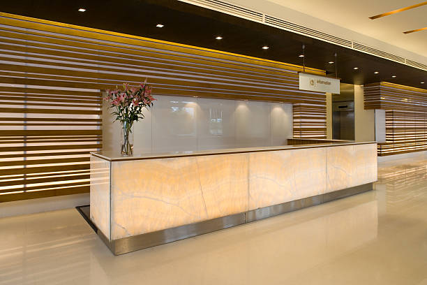 edificio comercial lobby y mostrador de la recepción - hotel reception hotel lobby flower fotografías e imágenes de stock