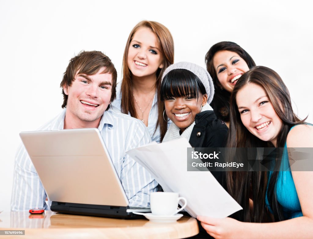 Gruppe junger Freunde lachen über laptop im coffee shop - Lizenzfrei Afrikanischer Abstammung Stock-Foto