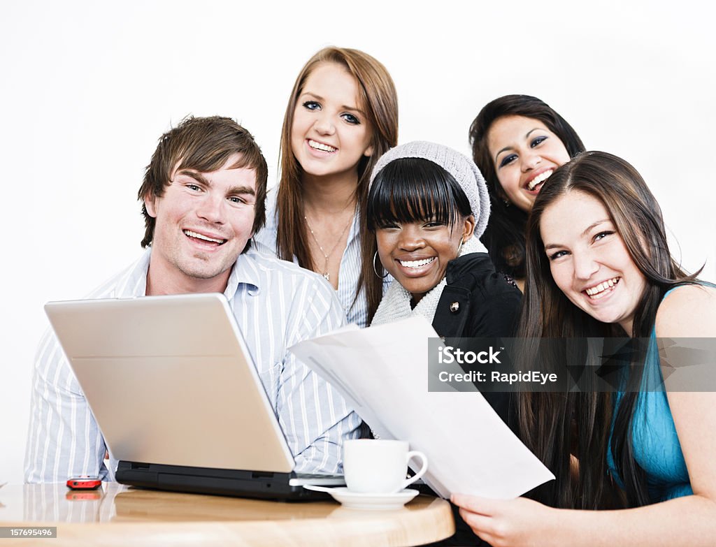 Grupo de jovens amigos sorriem todo o laptop no café - Foto de stock de 20 Anos royalty-free