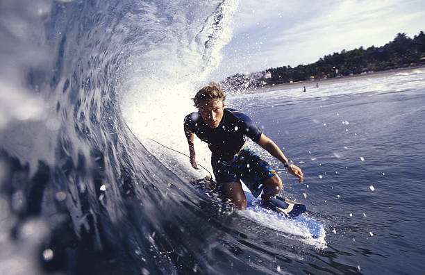 erste barrelled - surfing surf wave men stock-fotos und bilder