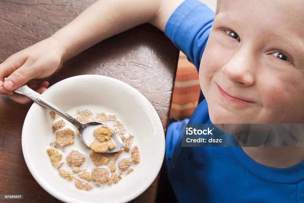 Menino comendo cereal do café da manhã - Foto de stock de 4-5 Anos royalty-free