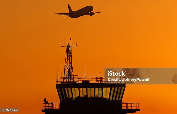 Foto de Torre De Controle De Tráfego Aéreo e mais fotos de stock de Torre de controle de tráfego aéreo - Torre de controle de tráfego aéreo, Torre - Estrutura construída, Aeroporto