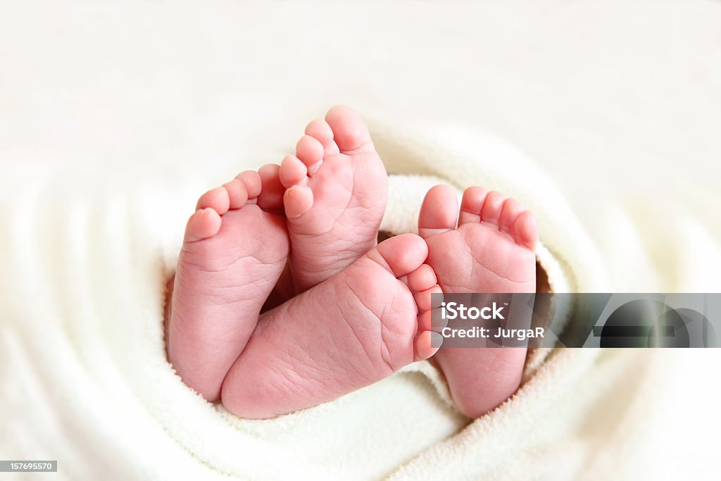 Gemelli bambino piedi in una coperta wraped bianco - Foto stock royalty-free di Bambino appena nato