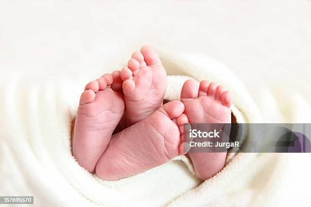 Gemelli Bambino Piedi In Una Coperta Wraped Bianco - Fotografie stock e altre immagini di Bambino appena nato - Bambino appena nato, Bebé, 0-1 Mese
