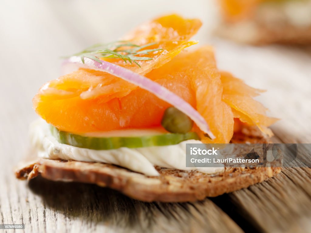 Räucherlachs mit Frischkäse und Kanapees - Lizenzfrei Aufstrich Stock-Foto