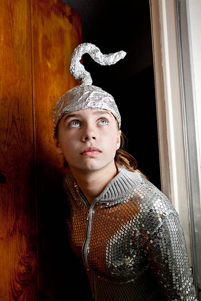 menina com chapéu de tinfoil olhando para algo - tin foil hat imagens e fotografias de stock