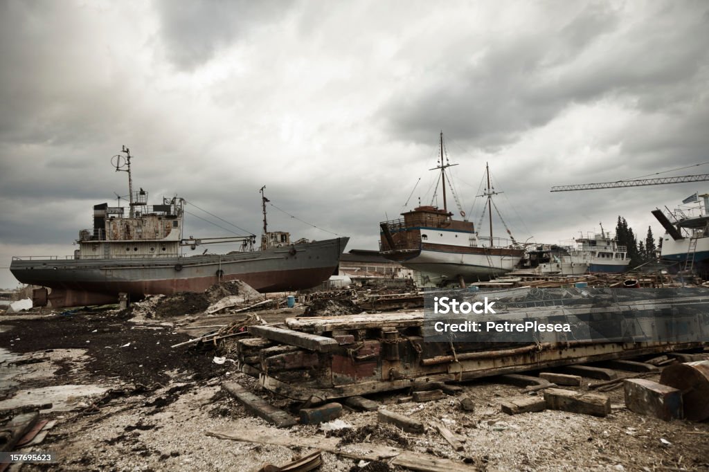 Abandonado navios no dock. Crise na indústria de transportes marítimos. - Foto de stock de Abandonado royalty-free