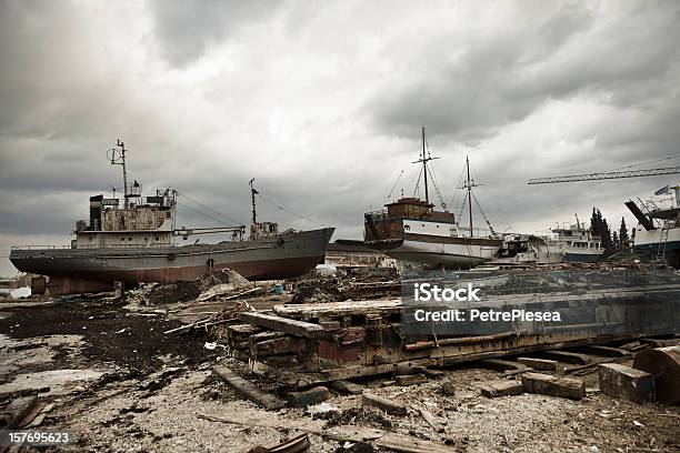 Foto de Abandonado Navios No Dock Crise Na Indústria De Transportes Marítimos e mais fotos de stock de Abandonado