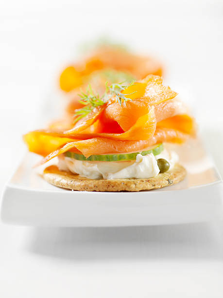 копчёный лосось и канапе с крем-сыр - appetizer salmon smoked salmon cracker стоковые фото и изображения