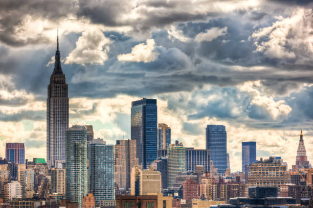 skyline di manhattan di new york con cielo minaccioso - dramatic sky manhattan moody sky new york city foto e immagini stock