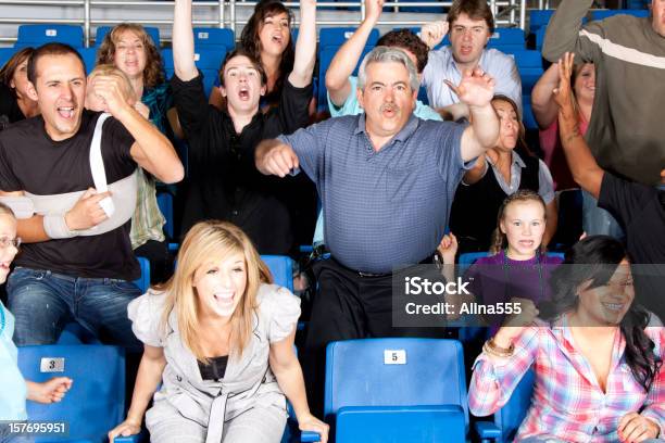 Foto de Diversas Grande Grupo De Pessoas Felizes Comemorando A Um Jogo e mais fotos de stock de Arquibancada