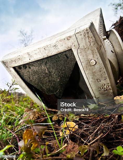 Abandonado Pc De Ecrã - Fotografias de stock e mais imagens de Lixo eletrónico - Lixo eletrónico, Lixo, Abandonado