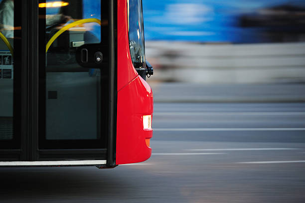 o ônibus na cidade, hora do rush tráfego - red bus - fotografias e filmes do acervo