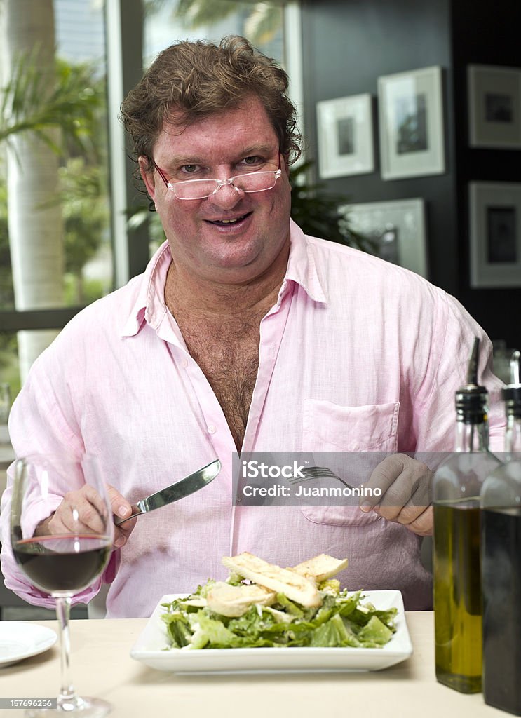 Sobrepeso maduro hombre caucásico de tener una ensalada - Foto de stock de Gordo - Complexión libre de derechos