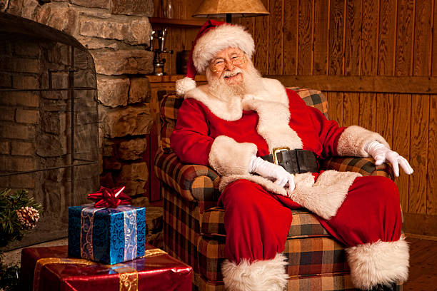 Imágenes reales de Santa Claus relajante en casa - foto de stock