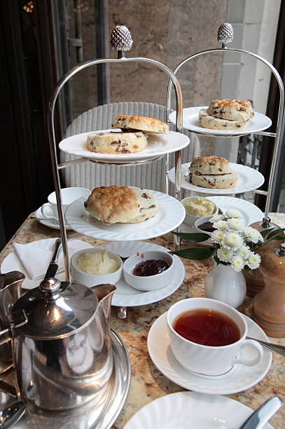 tranditional inglês chá da tarde - brownie tea afternoon tea scone imagens e fotografias de stock