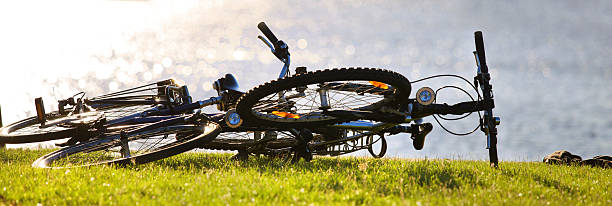 funeral bicicletas en la hierba en un lago - vergessen fotografías e imágenes de stock