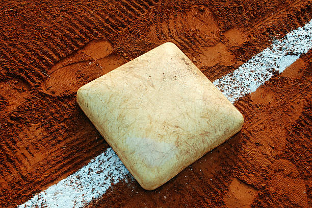 base di baseball - baseball infield baseline close up foto e immagini stock