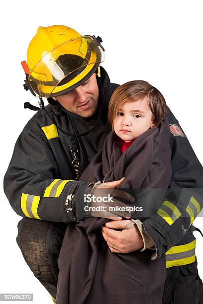 Foto De Estudio De Una Niña Sostiene Fireman En Edredón De Pluma Foto de stock y más banco de imágenes de Accesorio de cabeza